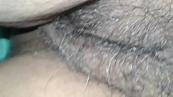 Белоснежный мускулистый парень поимел жопастую метиску в сексуальных очках в писю