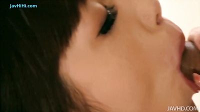 ילדה יפנית צעירה שואבת ובולעת זרע לפגום